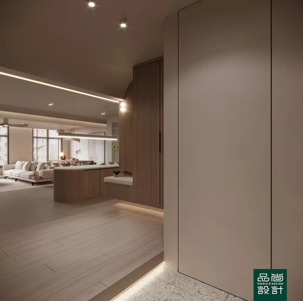 Entrance in Fragrant Woods 5-room — interior by Noble Interior Design
