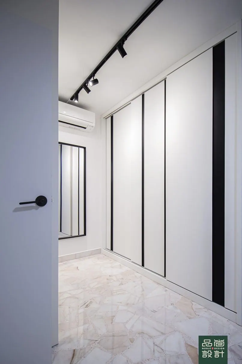 Wardrobe in Yishun Gardens 3-room — interior by Noble Interior Design