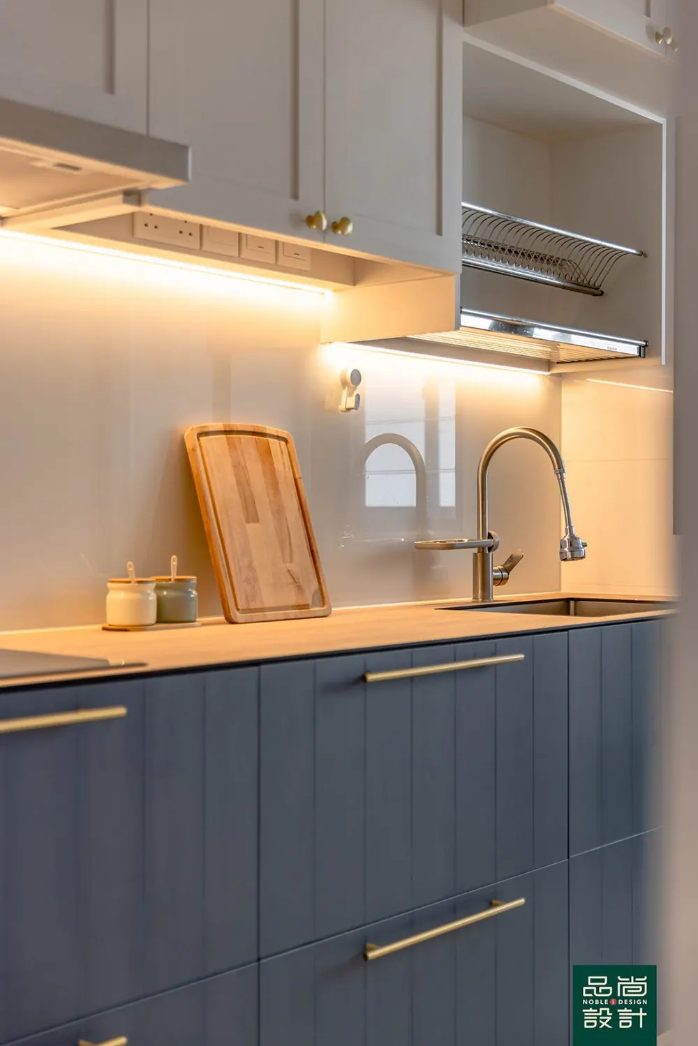 Kitchen in Waterfront II @ Northshore 4-room — interior by Noble Interior Design