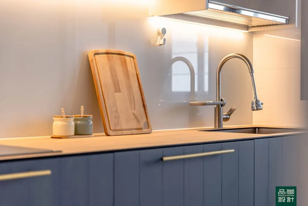 Kitchen in Waterfront II @ Northshore 4-room — interior by Noble Interior Design