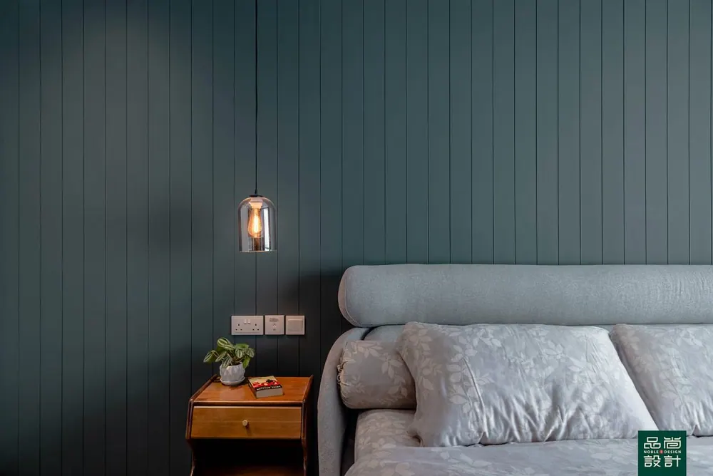 Master bedroom in Waterfront II @ Northshore 4-room — interior by Noble Interior Design