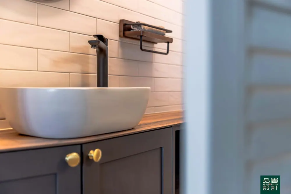 Bathroom in Waterfront II @ Northshore 4-room — interior by Noble Interior Design