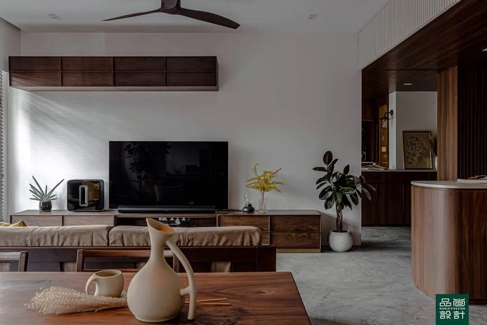 Living room in GreenVerge @ Tampines 4-room — interior by Noble Interior Design