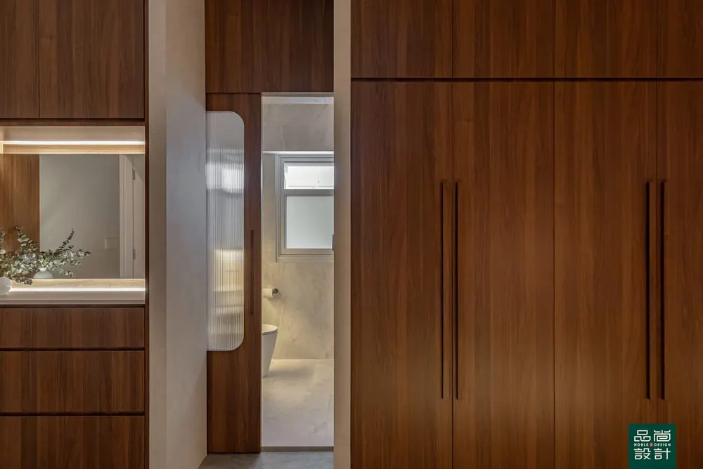 Wardrobe in GreenVerge @ Tampines 4-room — interior by Noble Interior Design