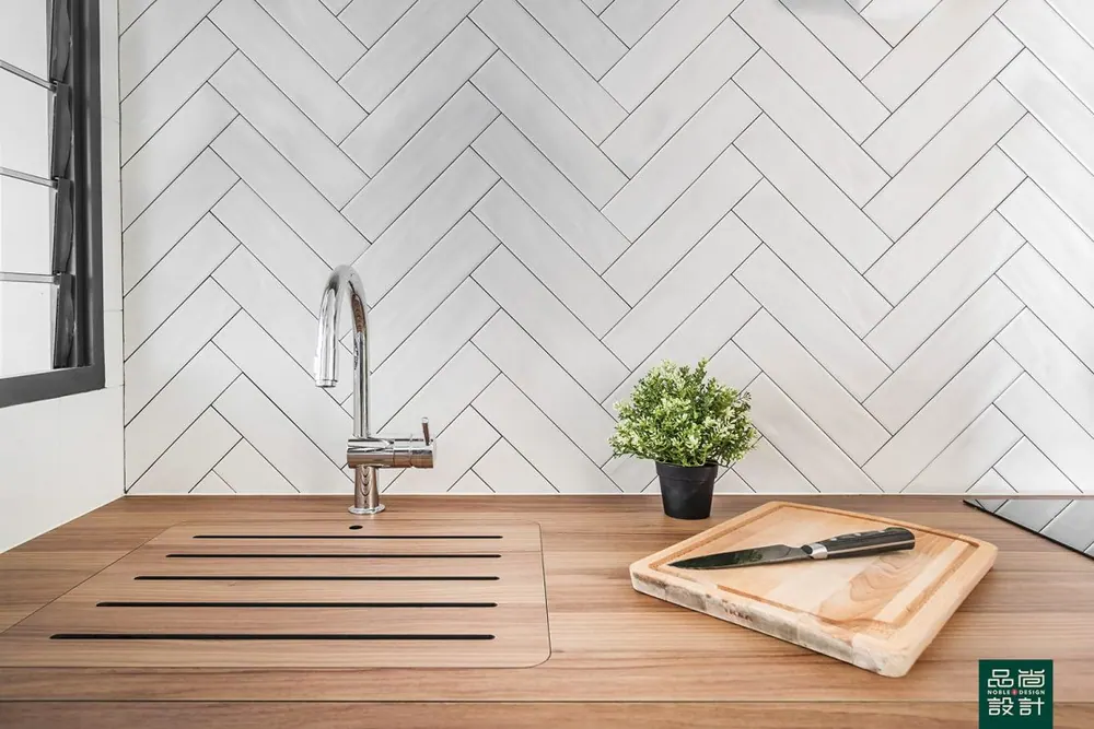Kitchen in Alkaff Lakeview 4-room — interior by Noble Interior Design
