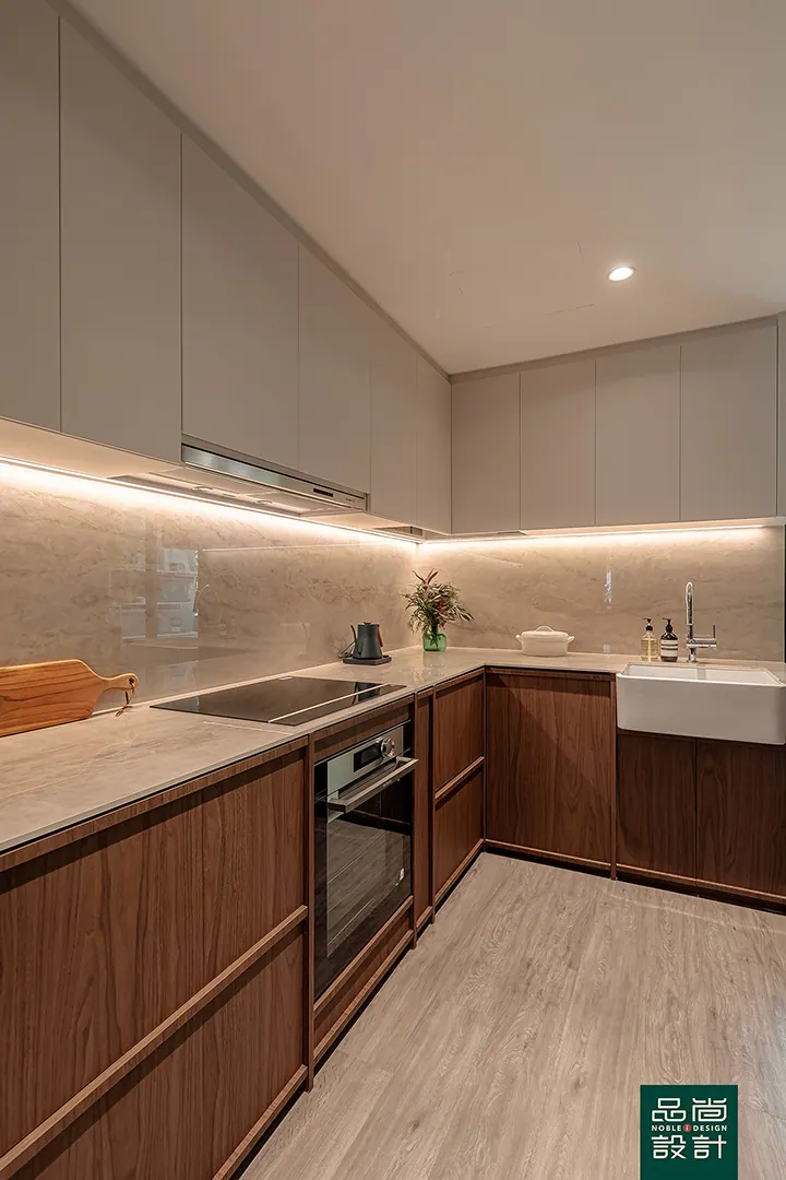 Avenue South Residence 3 Bedroom — interior by Noble Interior Design