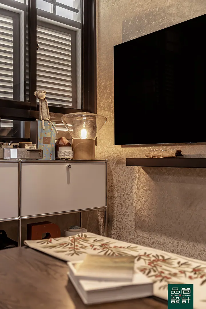 Avenue South Residence 3 Bedroom — interior by Noble Interior Design