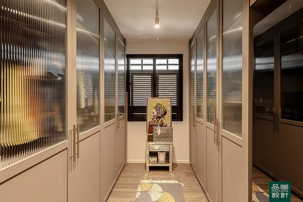 Avenue South Residence 3 Bedroom — interior by Noble Interior Design