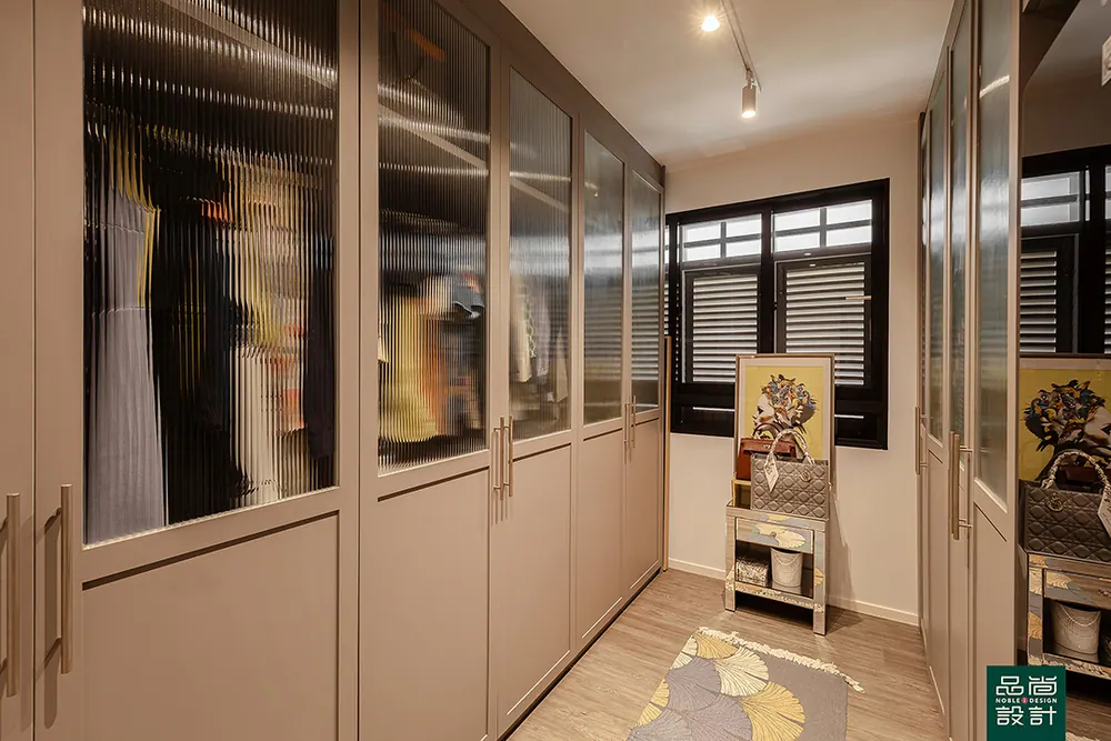 Avenue South Residence 3 Bedroom — interior by Noble Interior Design