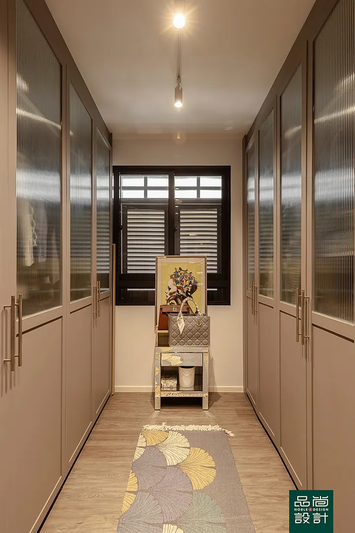 Avenue South Residence 3 Bedroom — interior by Noble Interior Design