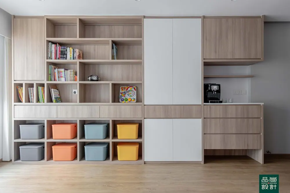 Dakota Breeze 4-room — interior by Noble Interior Design