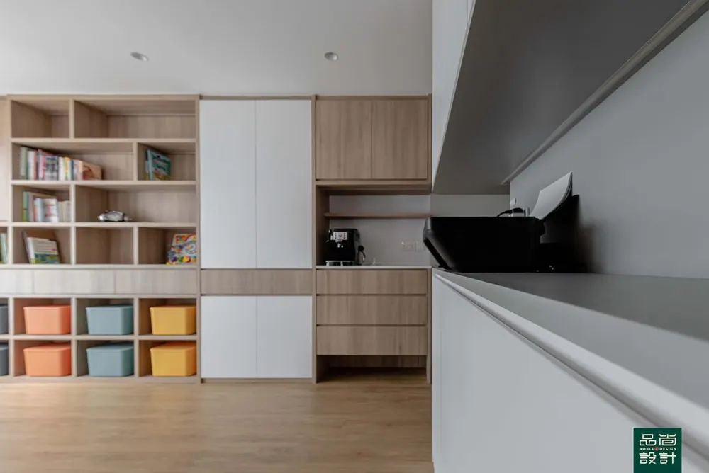 Dakota Breeze 4-room — interior by Noble Interior Design