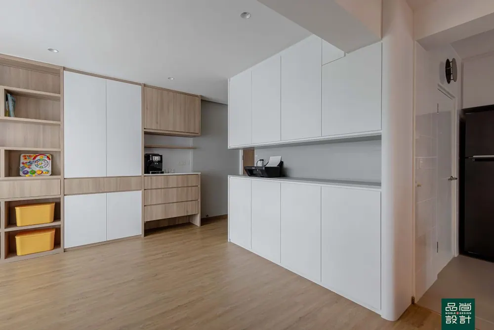 Dakota Breeze 4-room — interior by Noble Interior Design