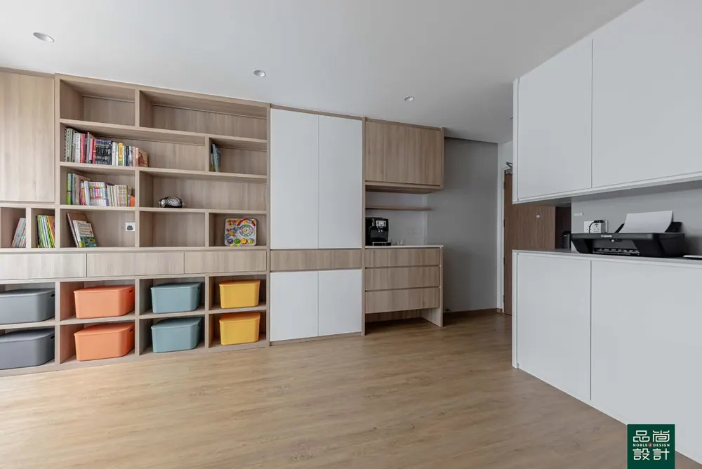 Dakota Breeze 4-room — interior by Noble Interior Design