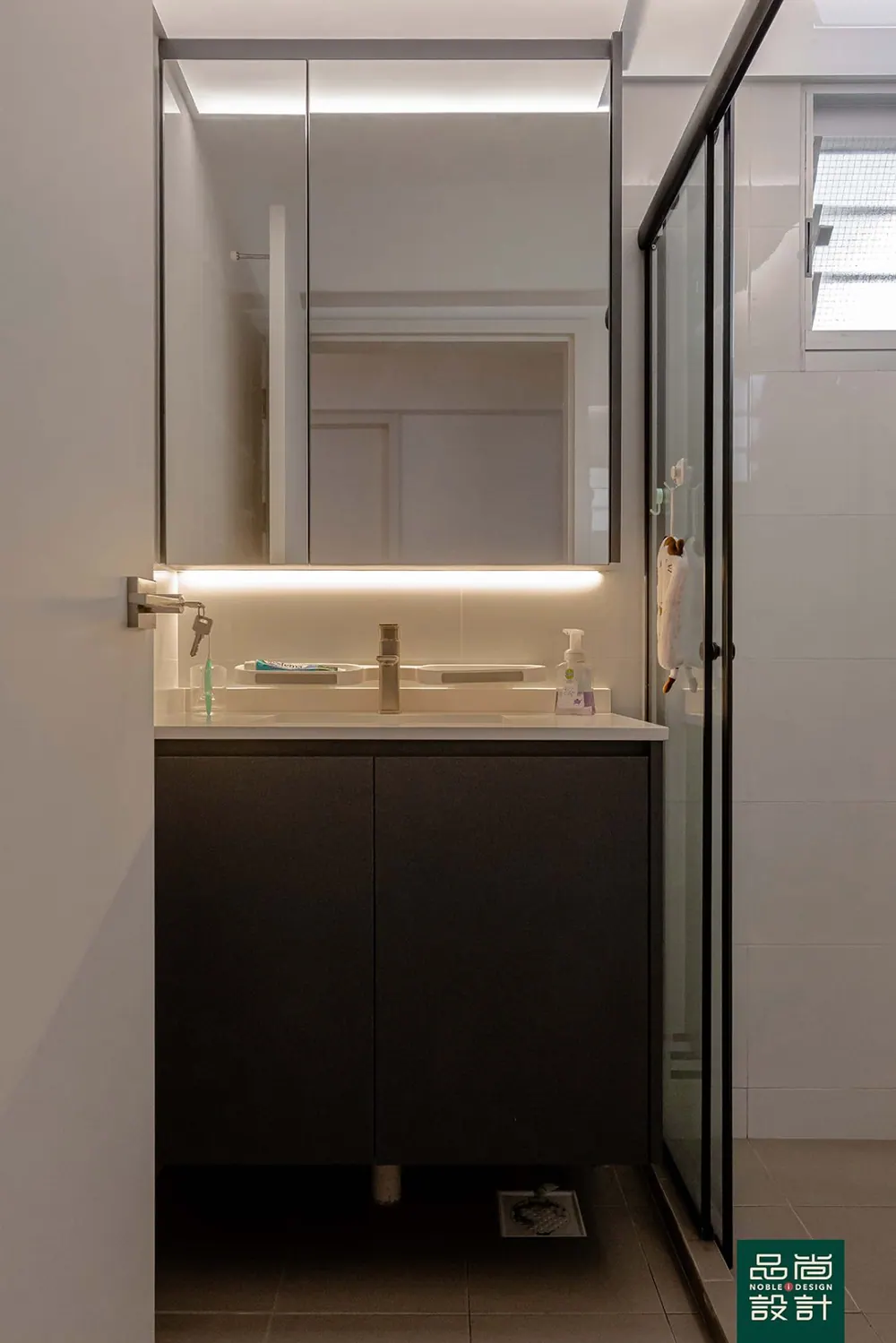 Dakota Breeze 4-room — interior by Noble Interior Design