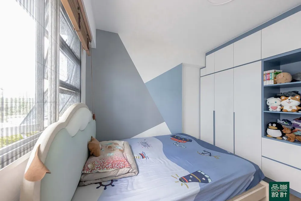 Dakota Breeze 4-room — interior by Noble Interior Design