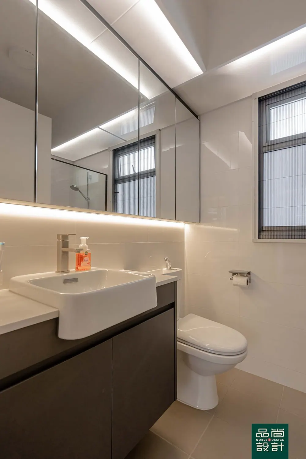 Dakota Breeze 4-room — interior by Noble Interior Design