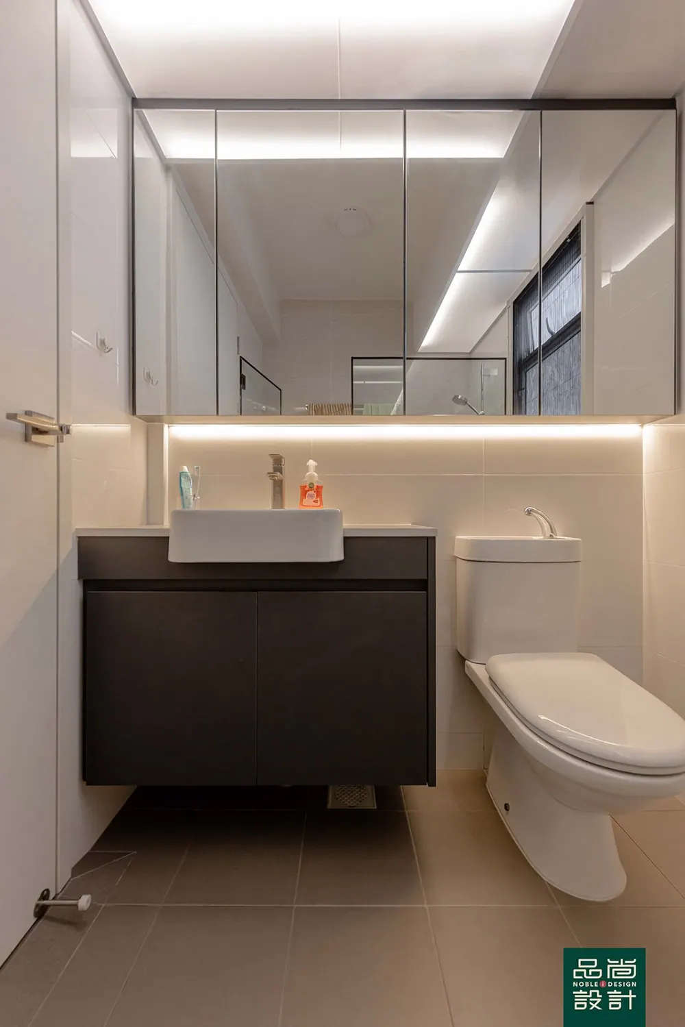 Dakota Breeze 4-room — interior by Noble Interior Design