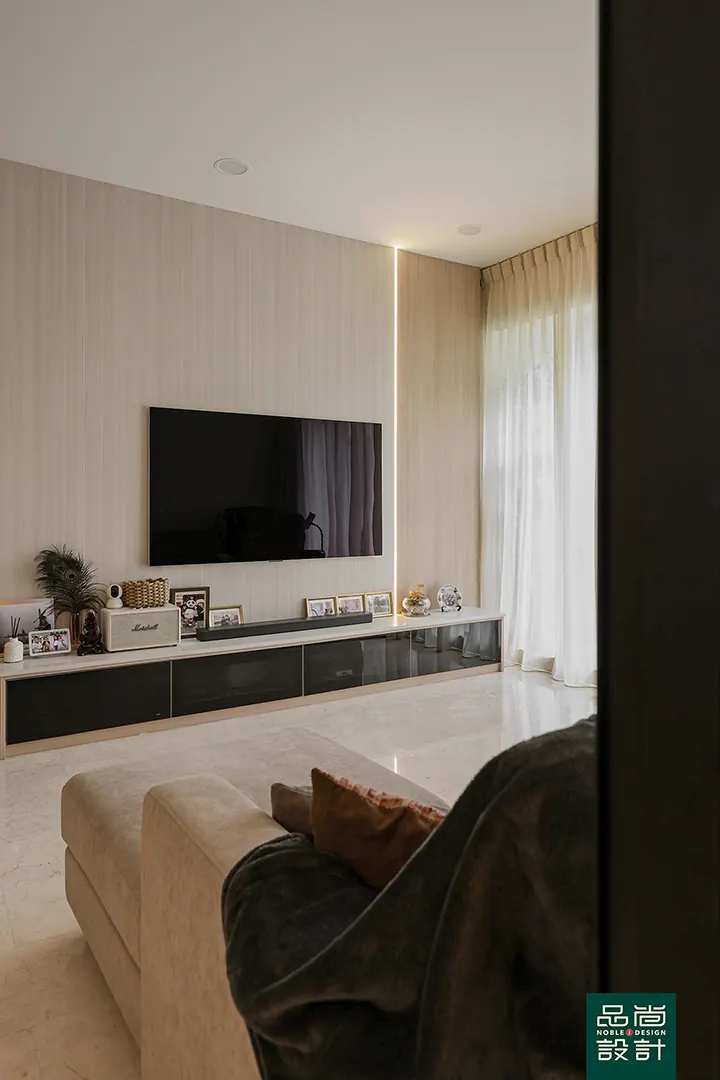 Edelweiss Park 3 Bedroom — interior by Noble Interior Design