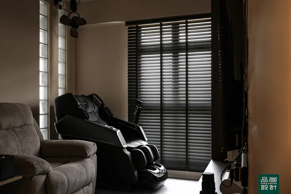 Point Crown 4-room — interior by Noble Interior Design