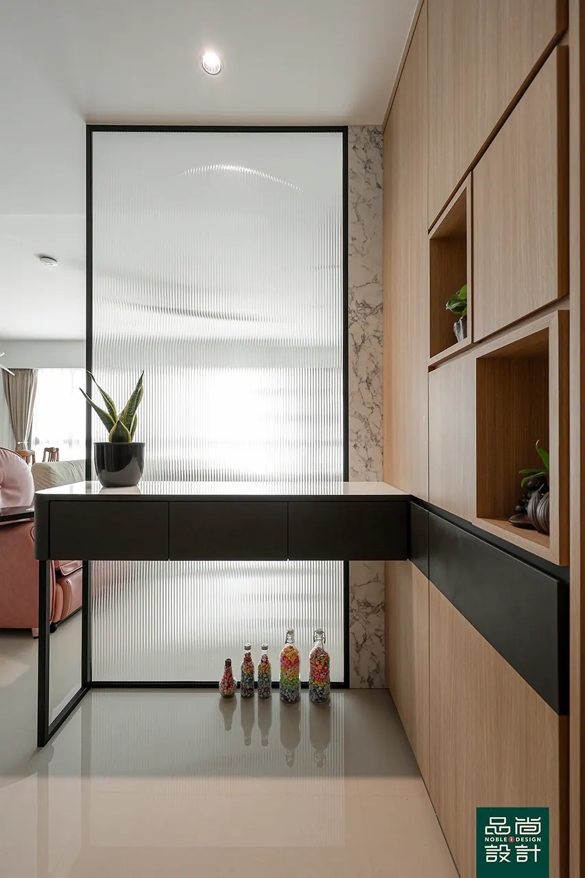 West Coast Parkview 5-room — interior by Noble Interior Design