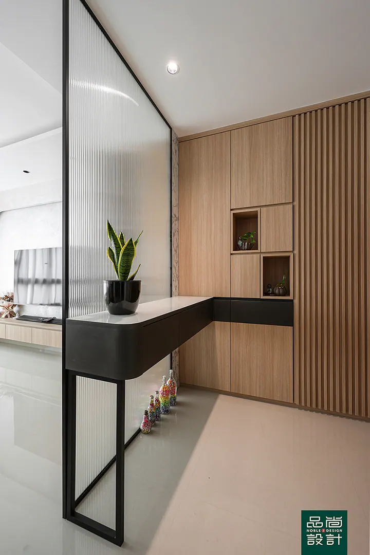 West Coast Parkview 5-room — interior by Noble Interior Design