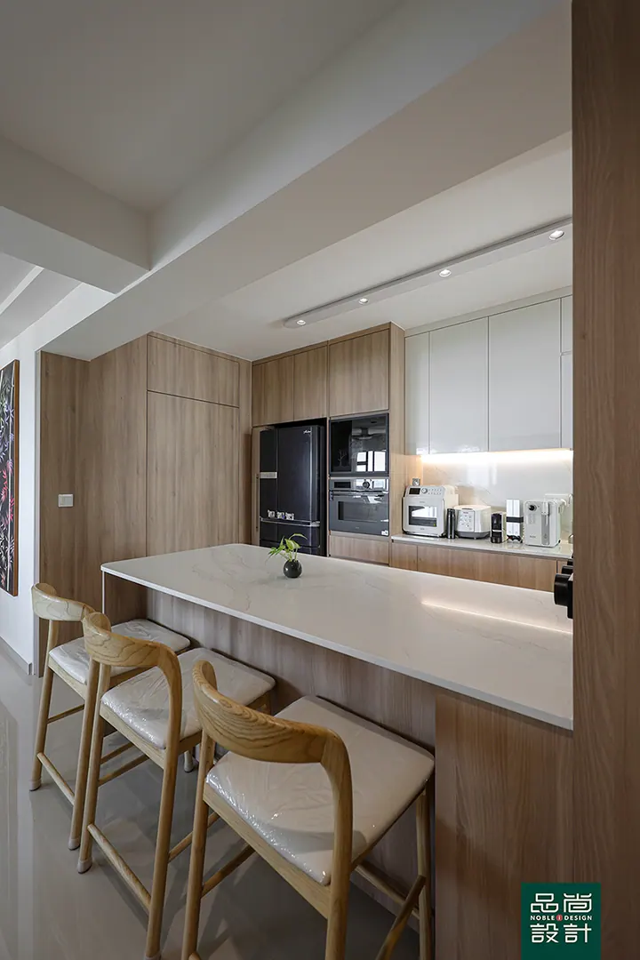 West Coast Parkview 5-room — interior by Noble Interior Design