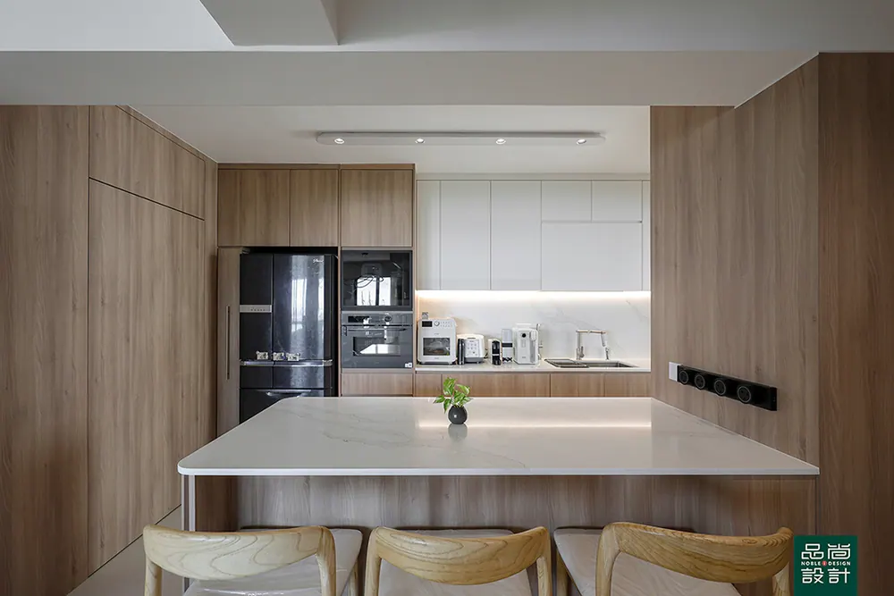 West Coast Parkview 5-room — interior by Noble Interior Design