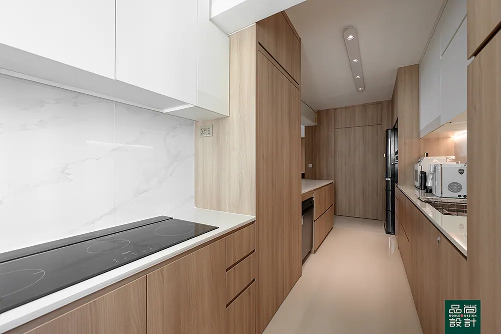 West Coast Parkview 5-room — interior by Noble Interior Design