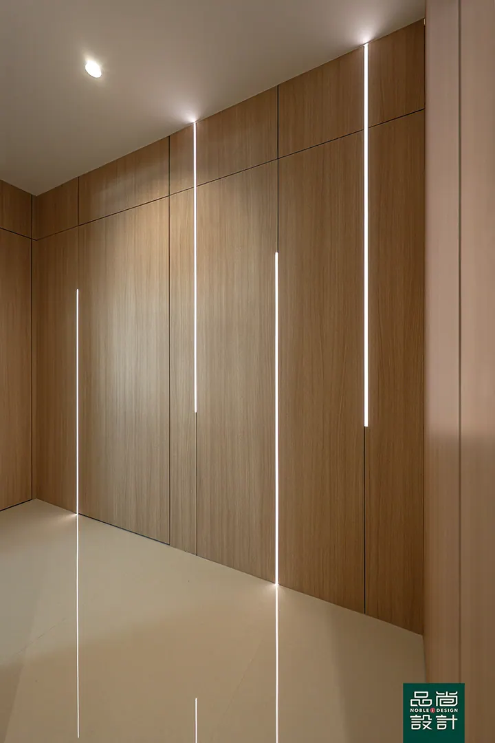 West Coast Parkview 5-room — interior by Noble Interior Design