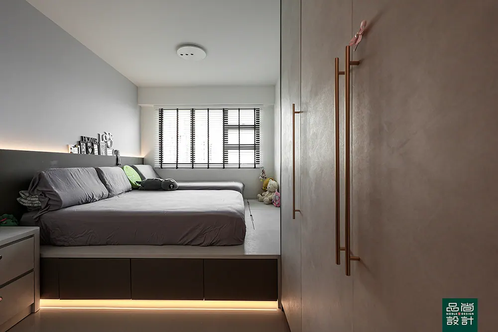West Coast Parkview 5-room — interior by Noble Interior Design