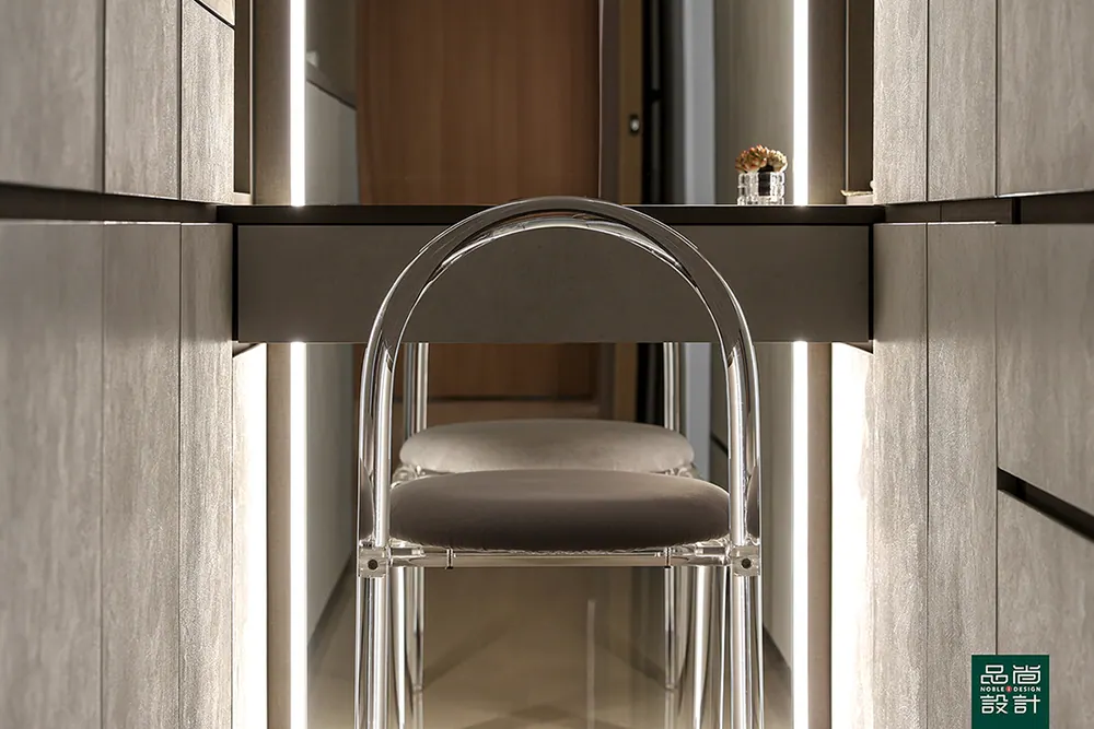 West Coast Parkview 5-room — interior by Noble Interior Design
