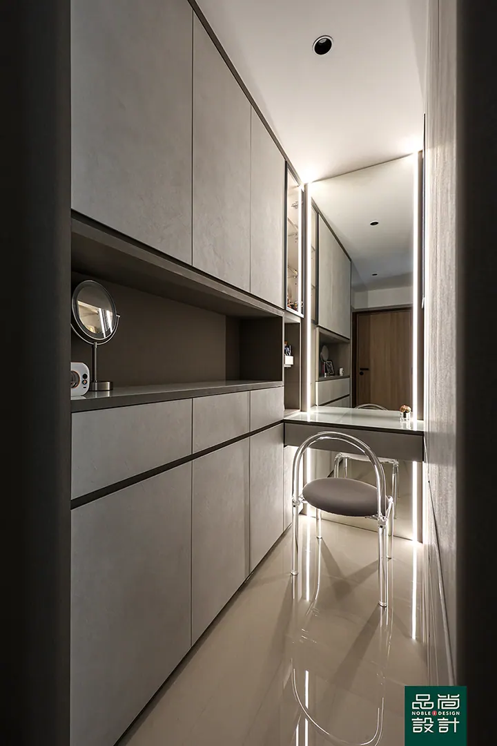 West Coast Parkview 5-room — interior by Noble Interior Design