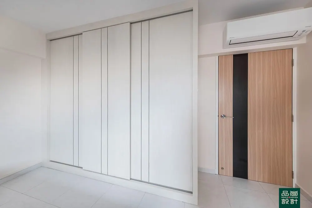 Wardrobe in Pasir Ris 5-room — interior by Noble Interior Design